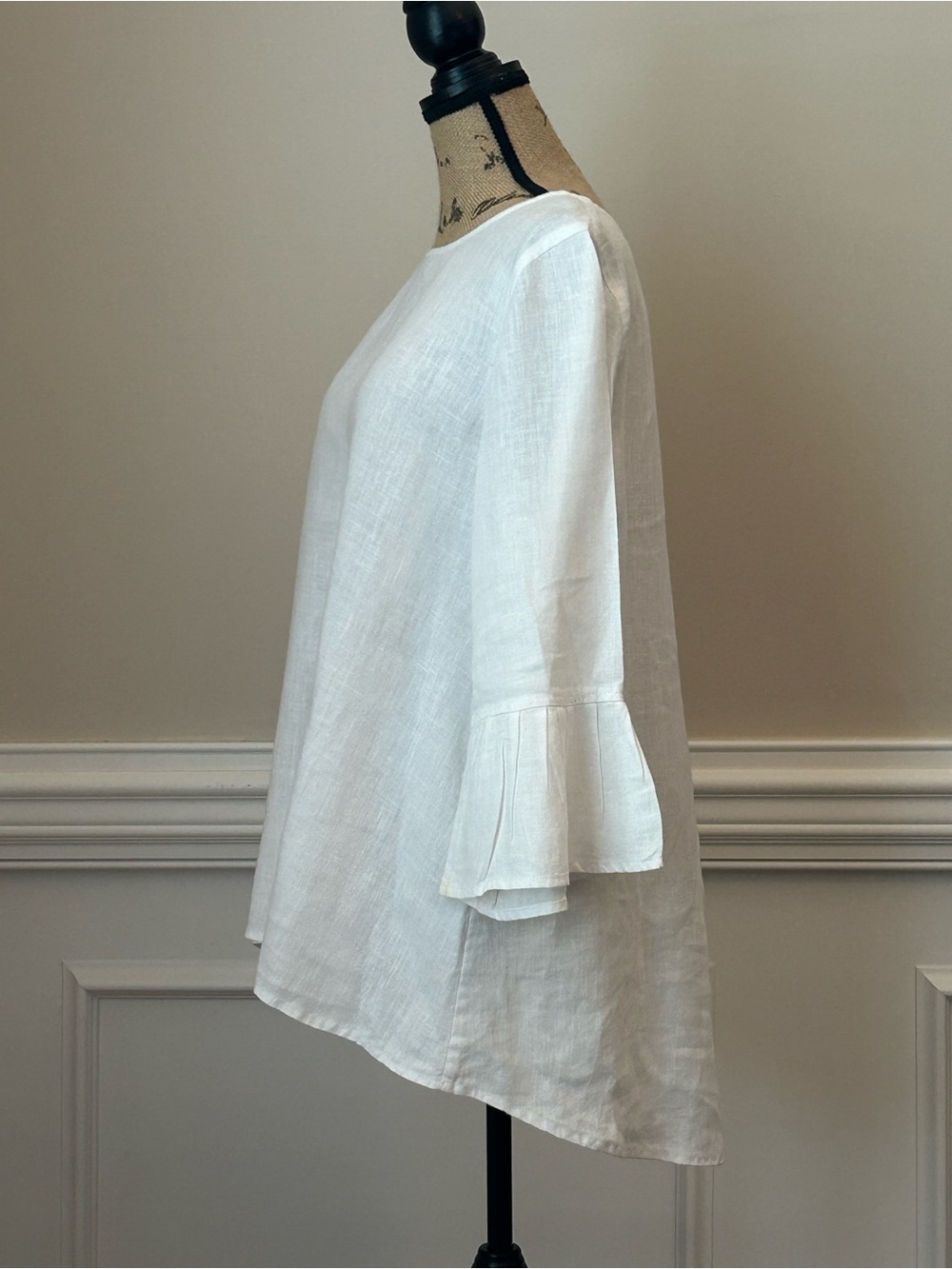 Women’s White Linen Bell-Sleeve Tunic Top – Casual Elegant - Picture 2 of 3